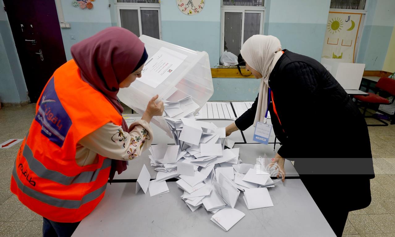 فرز الاصوات عقب اغلاق صناديق الاقتراع في مدينة البيرة (تصوير: محمد نوفل/وفا)